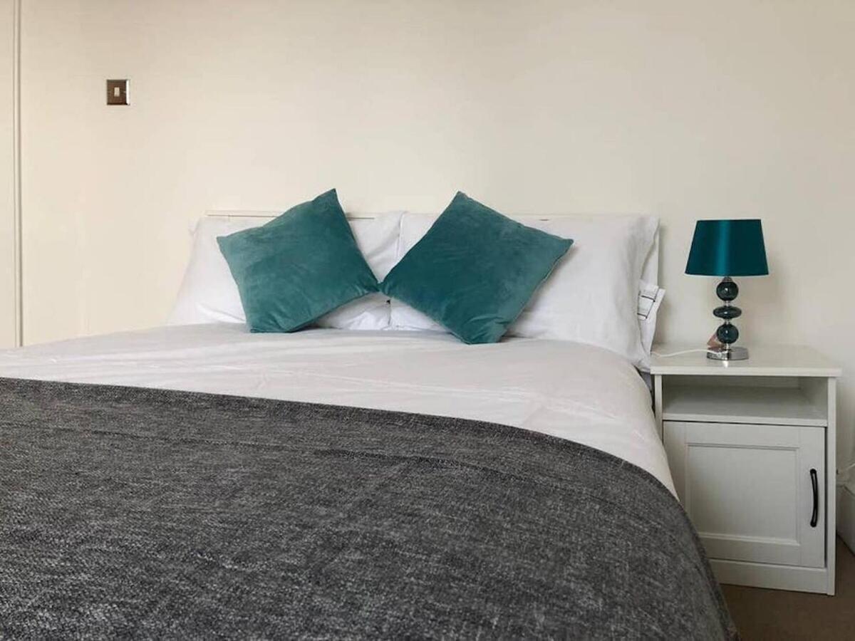 Wood Green Budget Rooms - Next To Mall & Metro Station - 10 Min To City Center London Exterior photo