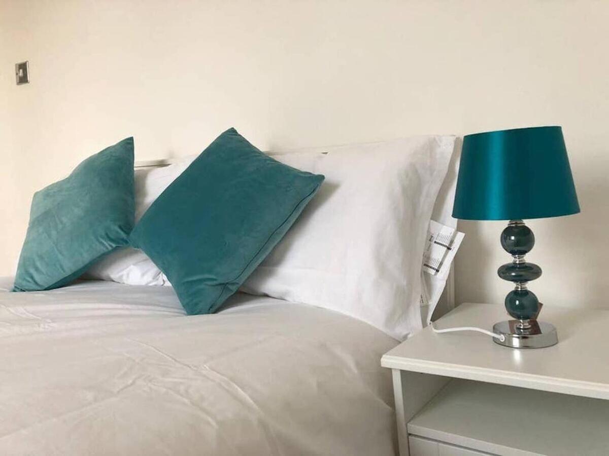 Wood Green Budget Rooms - Next To Mall & Metro Station - 10 Min To City Center London Exterior photo