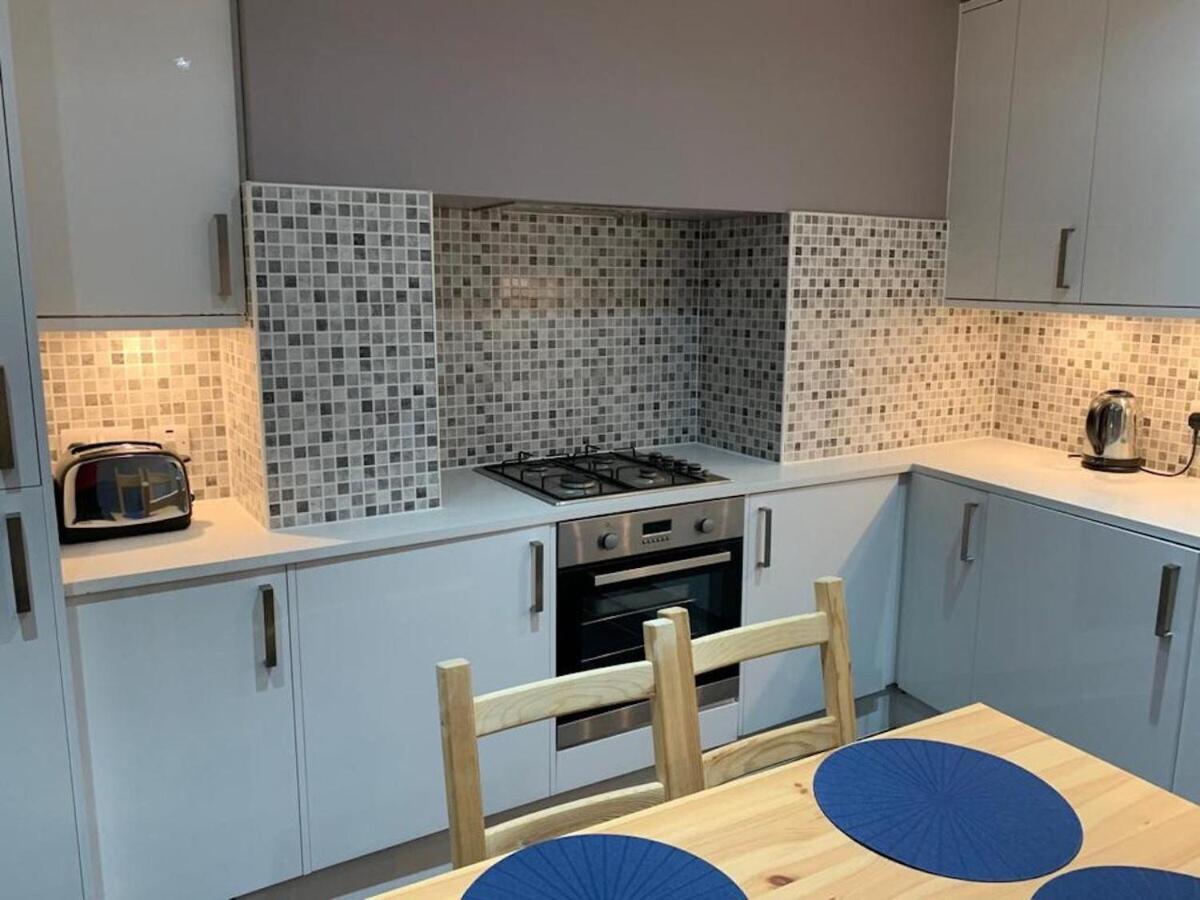 Wood Green Budget Rooms - Next To Mall & Metro Station - 10 Min To City Center London Exterior photo