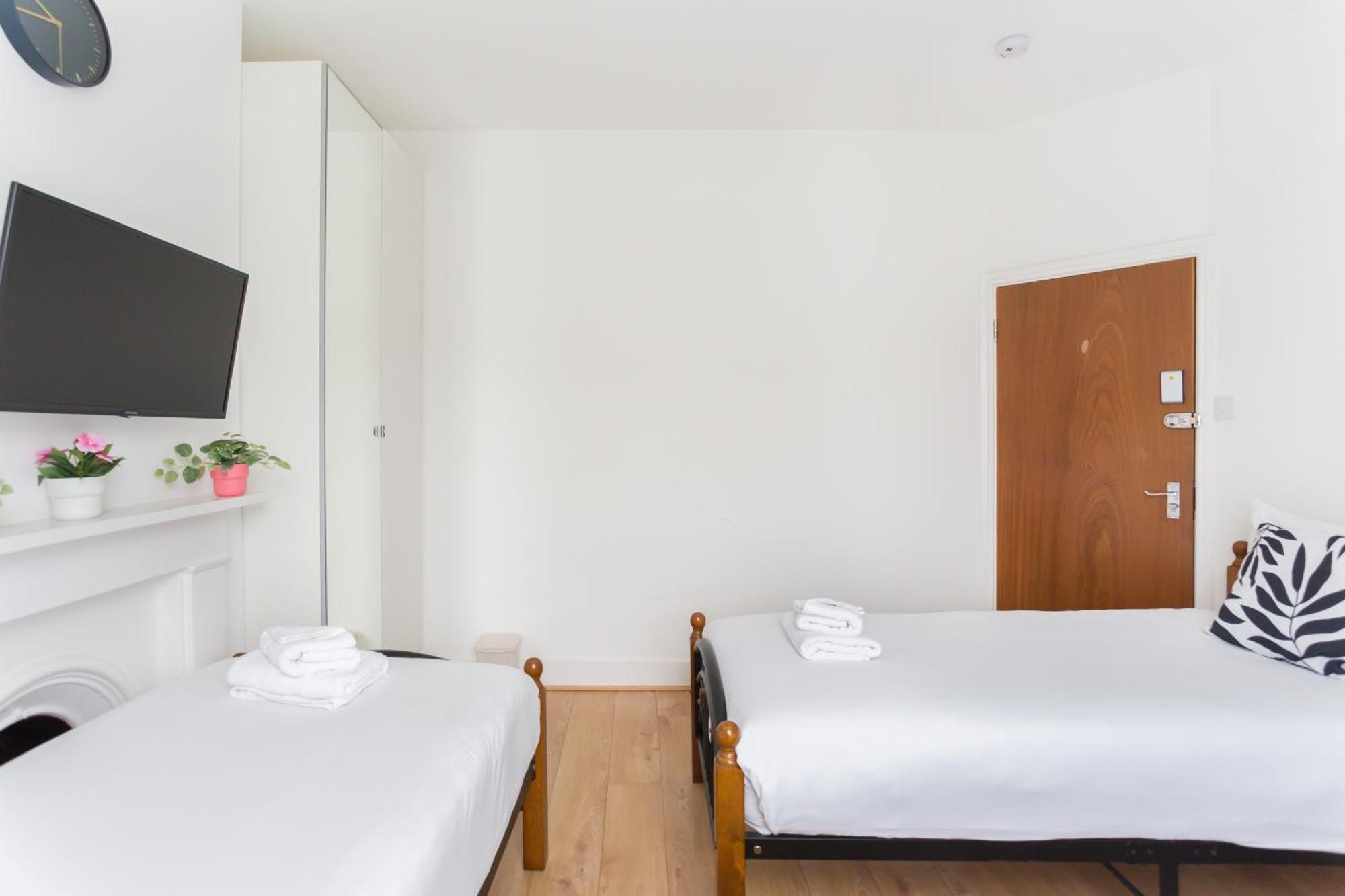 Wood Green Budget Rooms - Next To Mall & Metro Station - 10 Min To City Center London Exterior photo