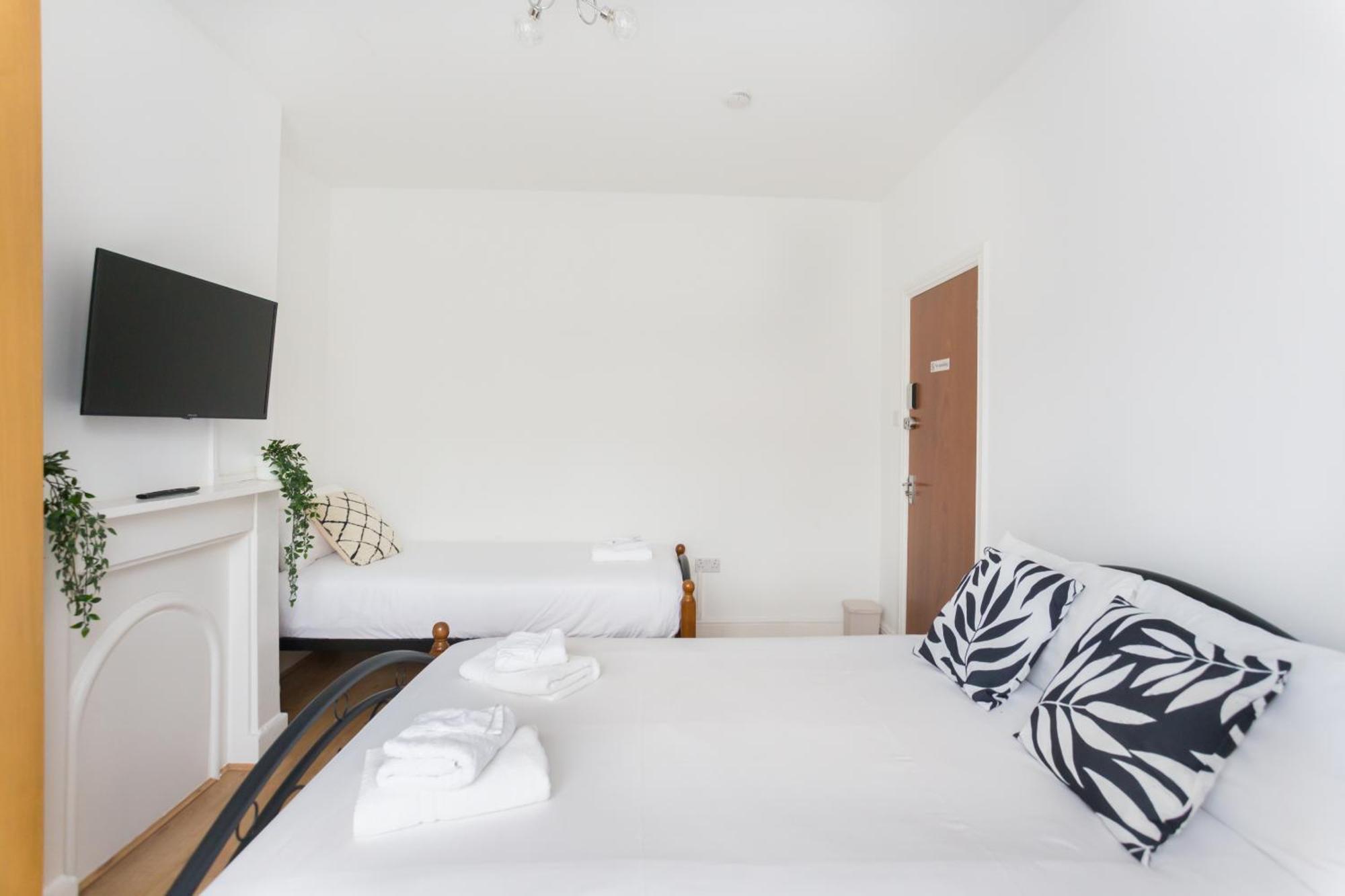 Wood Green Budget Rooms - Next To Mall & Metro Station - 10 Min To City Center London Exterior photo
