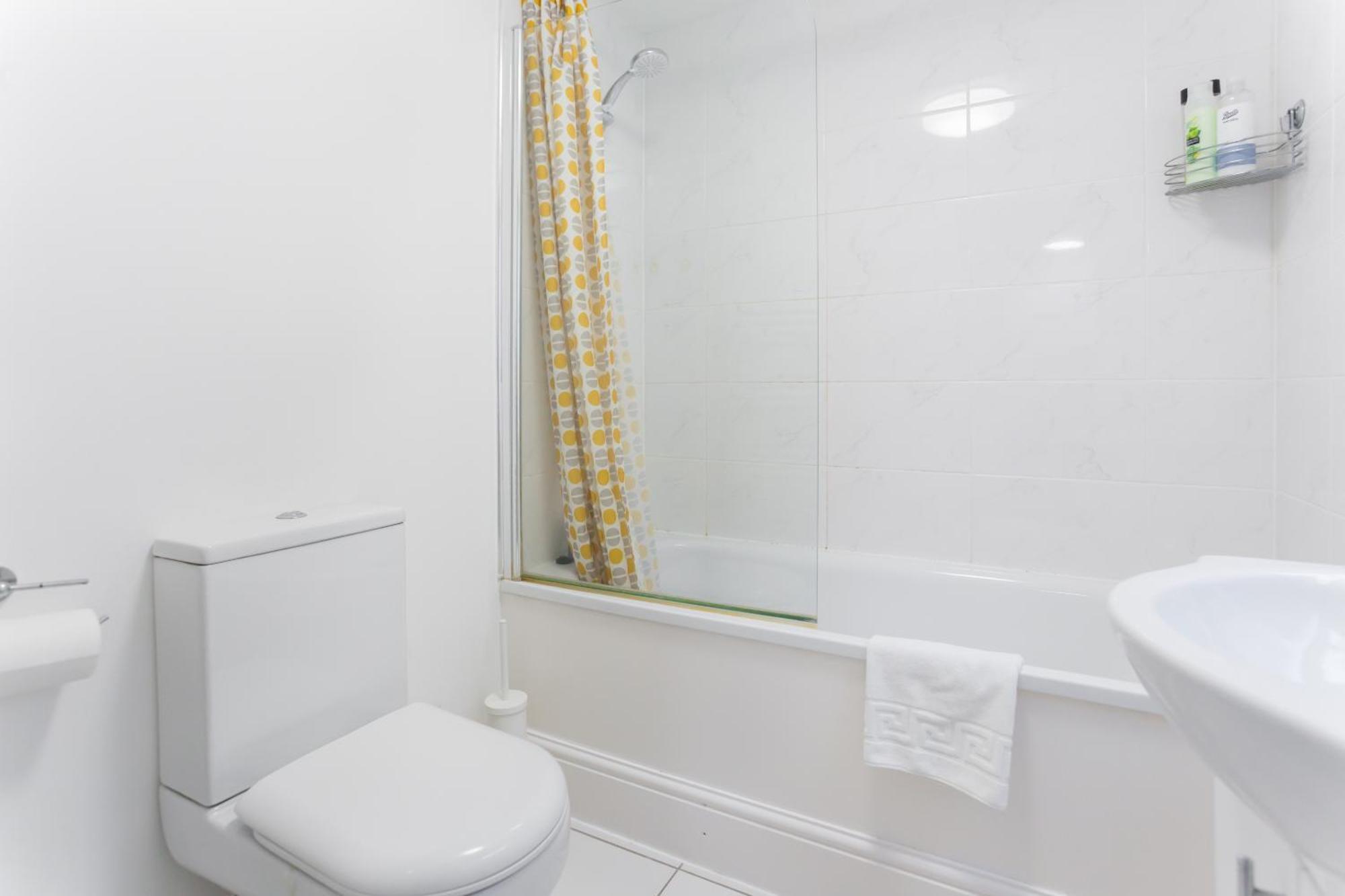 Wood Green Budget Rooms - Next To Mall & Metro Station - 10 Min To City Center London Exterior photo