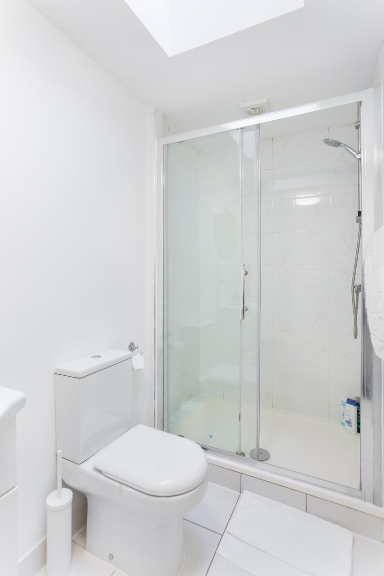 Wood Green Budget Rooms - Next To Mall & Metro Station - 10 Min To City Center London Exterior photo