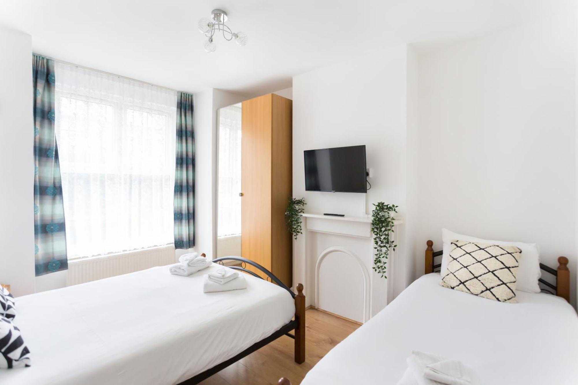 Wood Green Budget Rooms - Next To Mall & Metro Station - 10 Min To City Center London Exterior photo