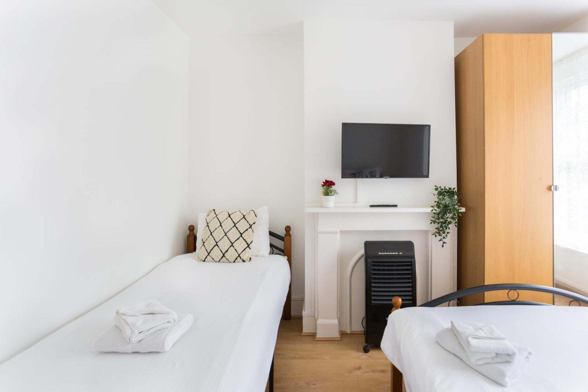 Wood Green Budget Rooms - Next To Mall & Metro Station - 10 Min To City Center London Exterior photo