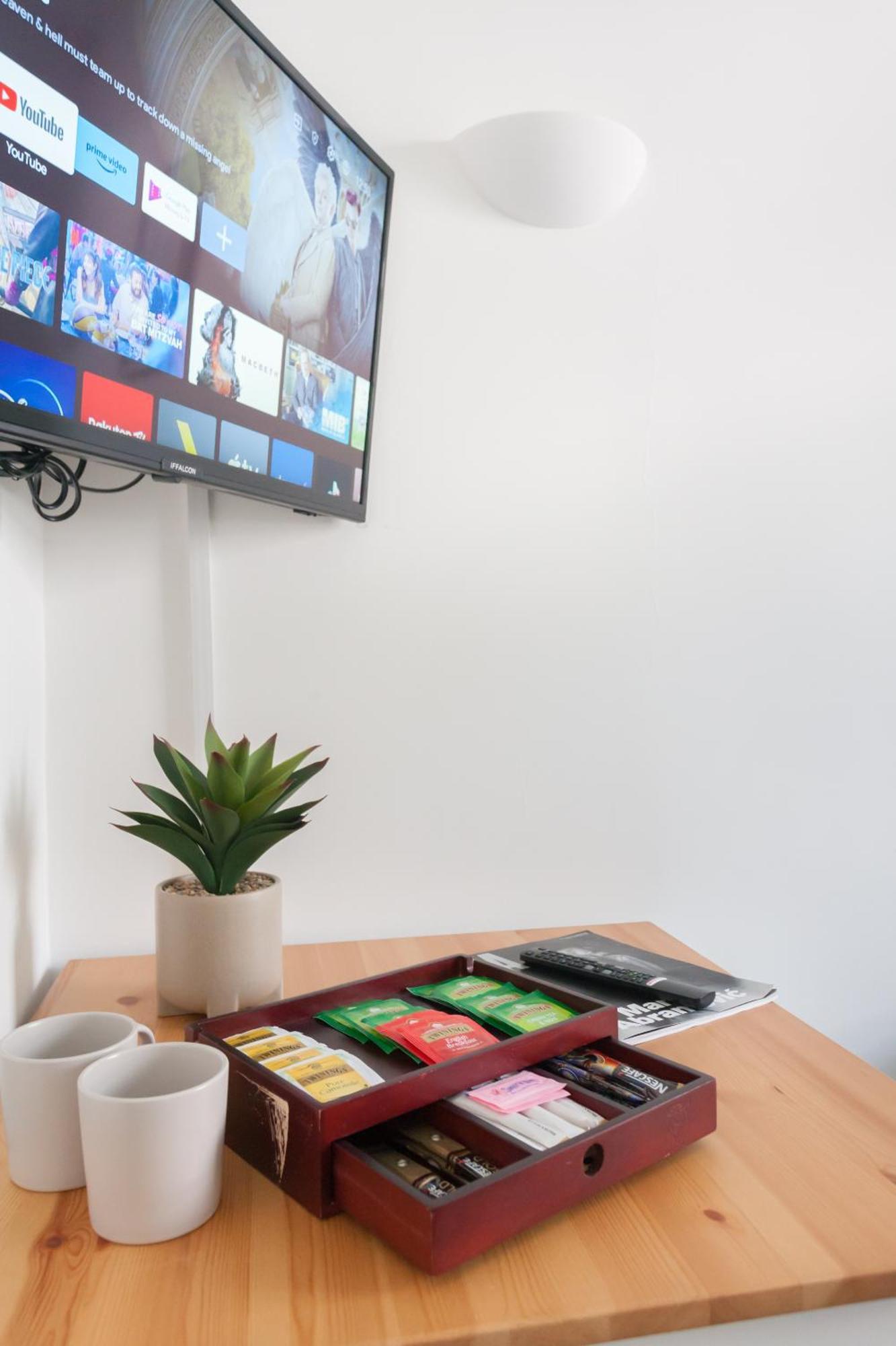 Wood Green Budget Rooms - Next To Mall & Metro Station - 10 Min To City Center London Exterior photo