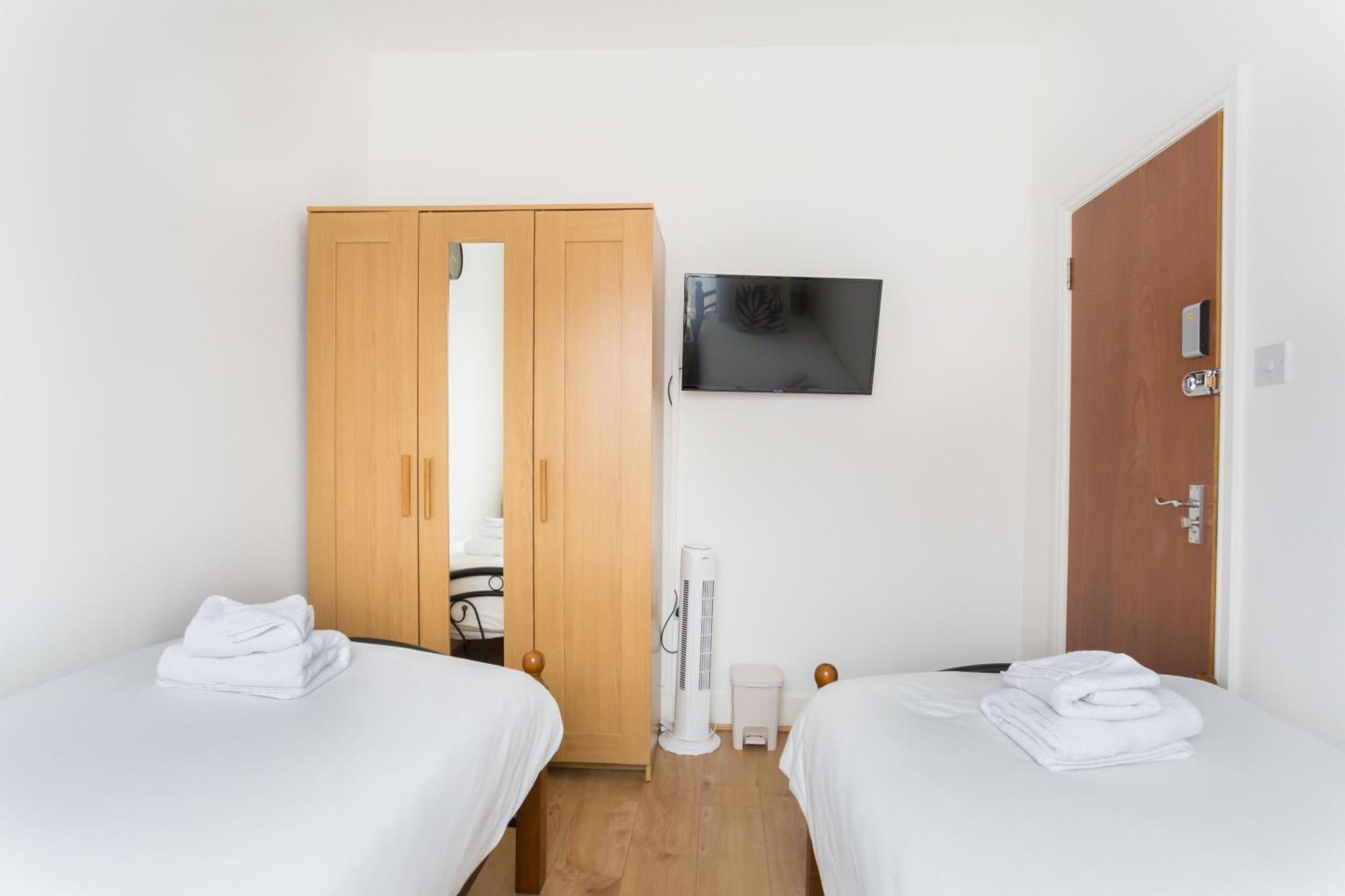 Wood Green Budget Rooms - Next To Mall & Metro Station - 10 Min To City Center London Exterior photo