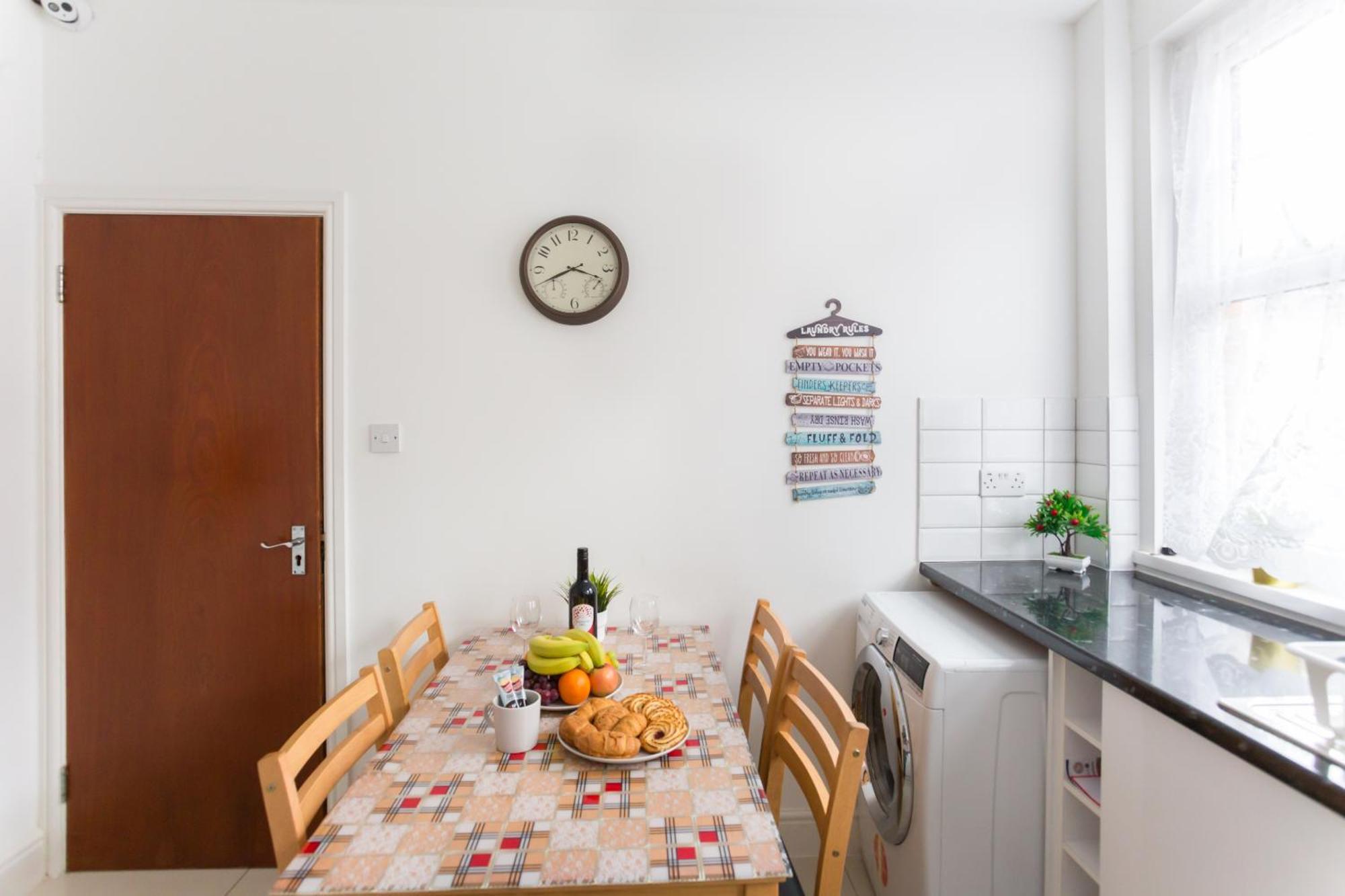 Wood Green Budget Rooms - Next To Mall & Metro Station - 10 Min To City Center London Exterior photo