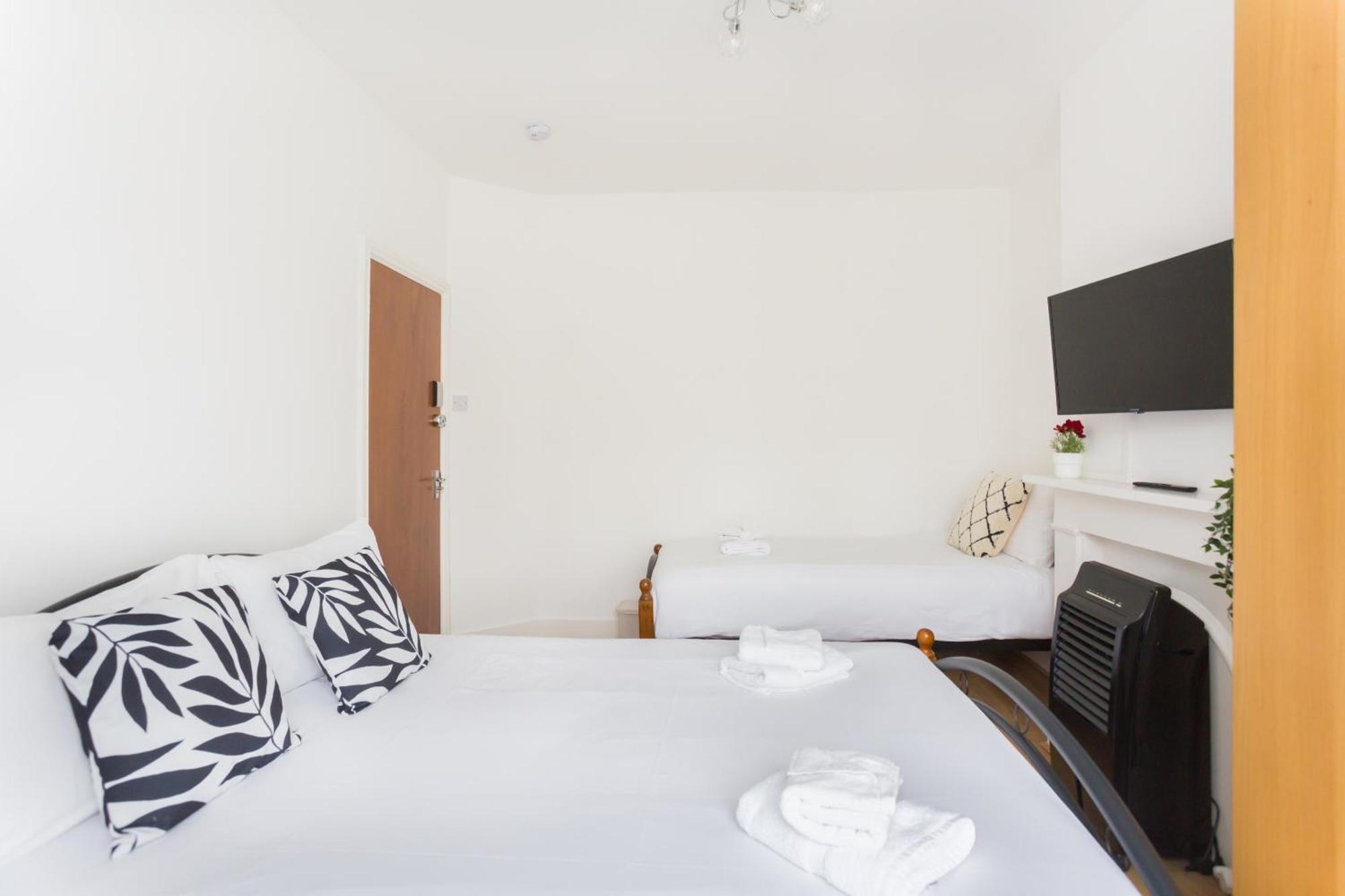 Wood Green Budget Rooms - Next To Mall & Metro Station - 10 Min To City Center London Exterior photo