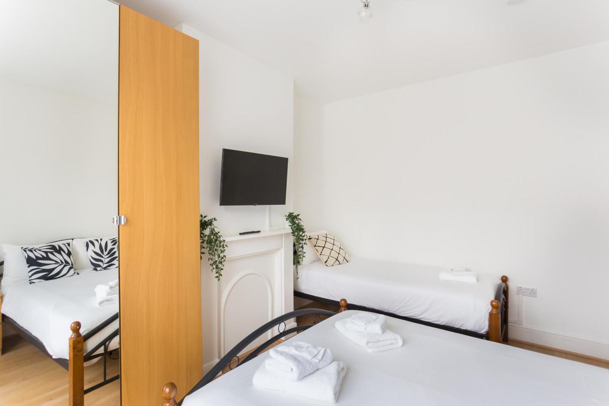 Wood Green Budget Rooms - Next To Mall & Metro Station - 10 Min To City Center London Exterior photo