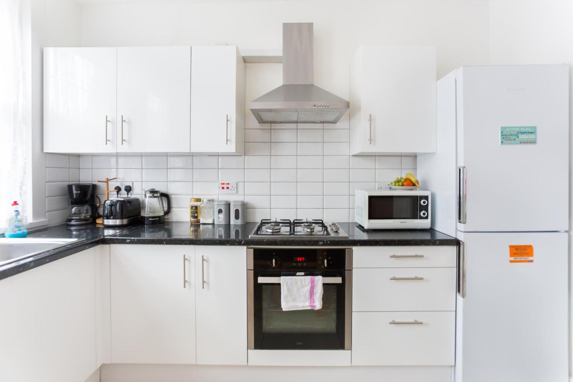 Wood Green Budget Rooms - Next To Mall & Metro Station - 10 Min To City Center London Exterior photo
