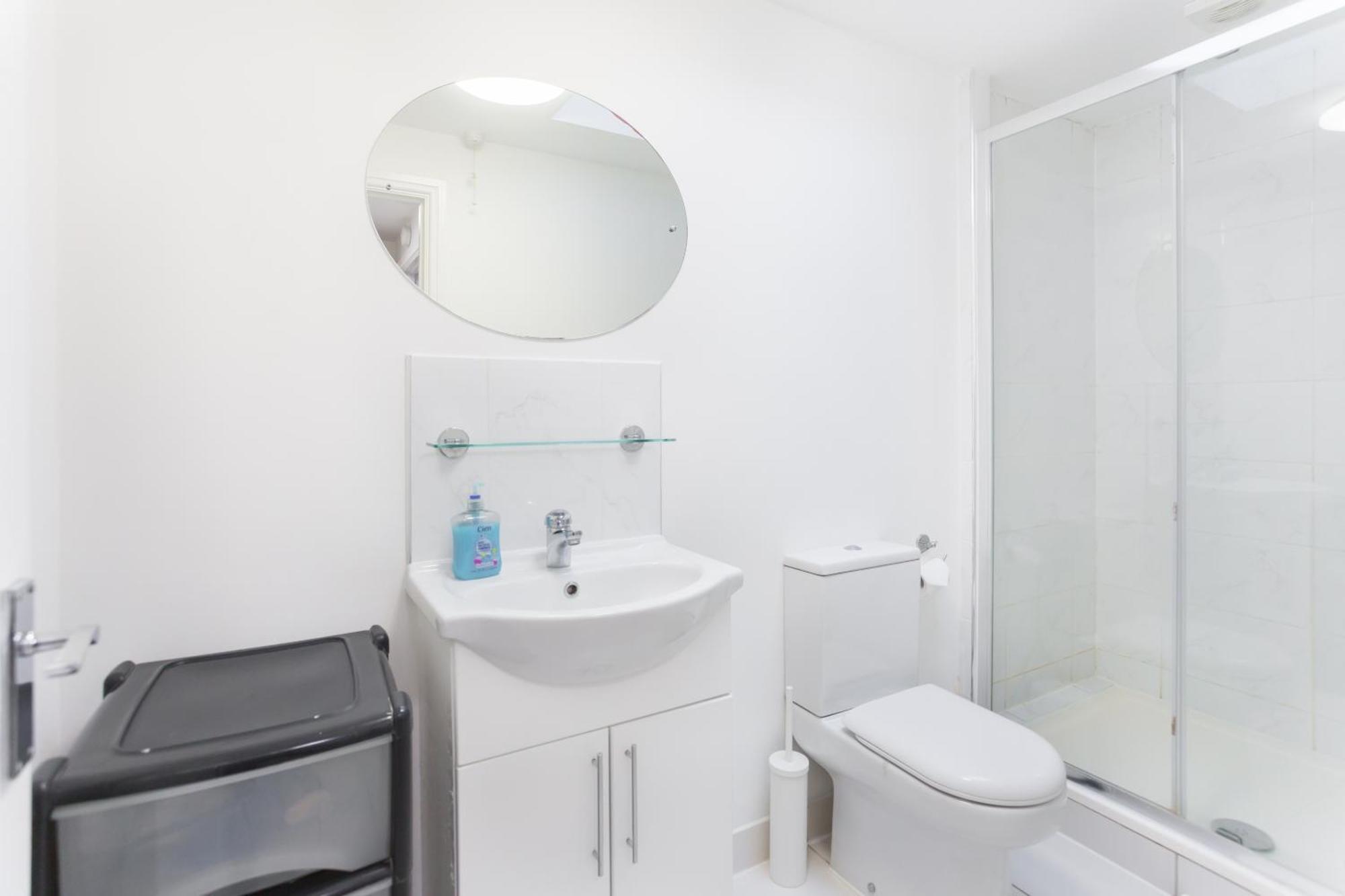 Wood Green Budget Rooms - Next To Mall & Metro Station - 10 Min To City Center London Exterior photo