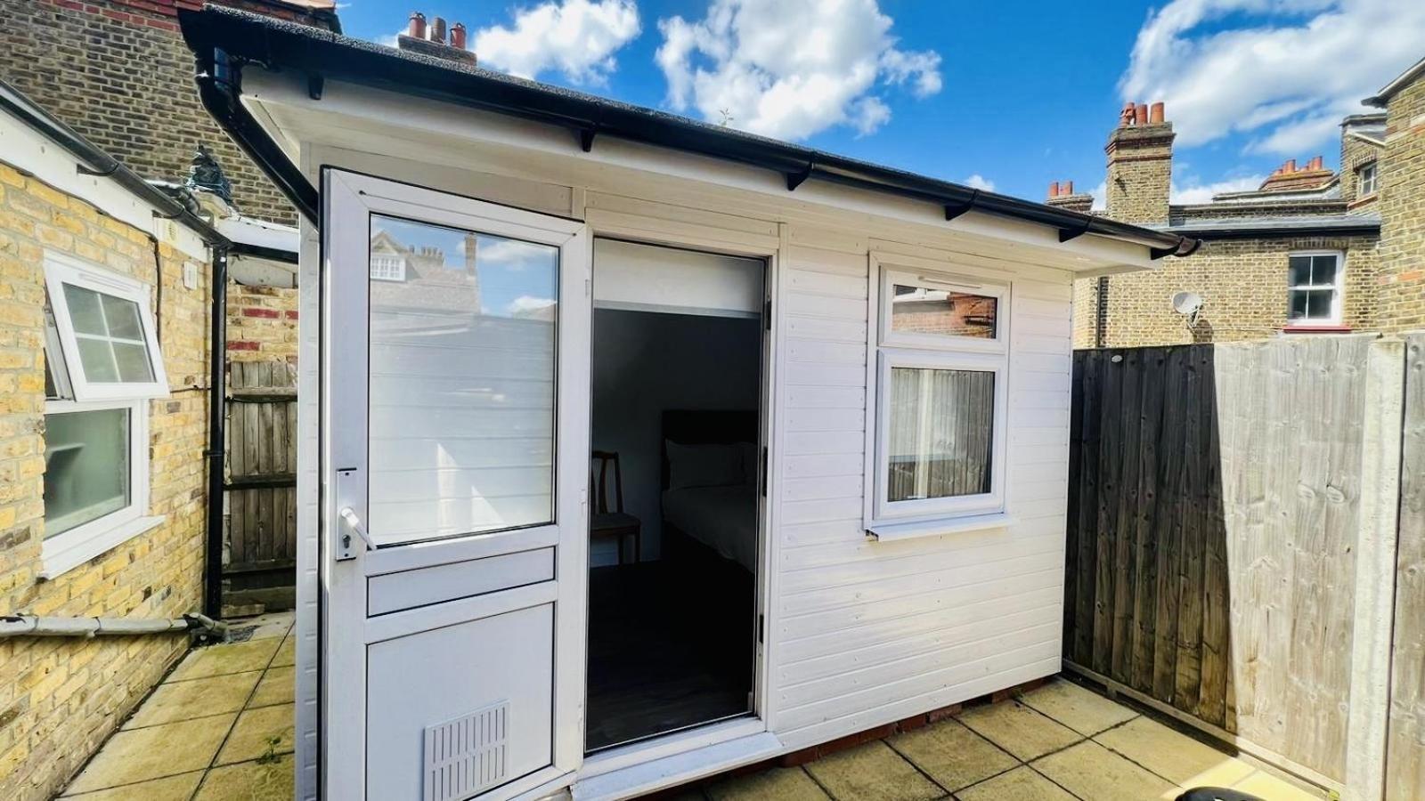Wood Green Budget Rooms - Next To Mall & Metro Station - 10 Min To City Center London Exterior photo
