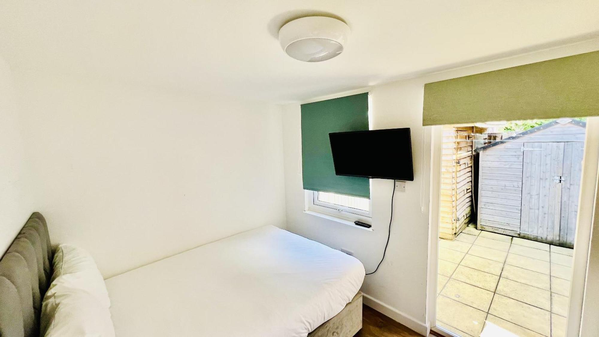 Wood Green Budget Rooms - Next To Mall & Metro Station - 10 Min To City Center London Exterior photo